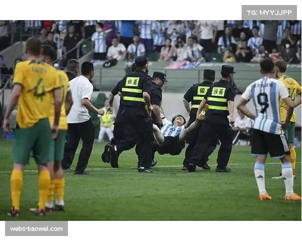 球迷冲入场内庆祝，比赛中断五分钟